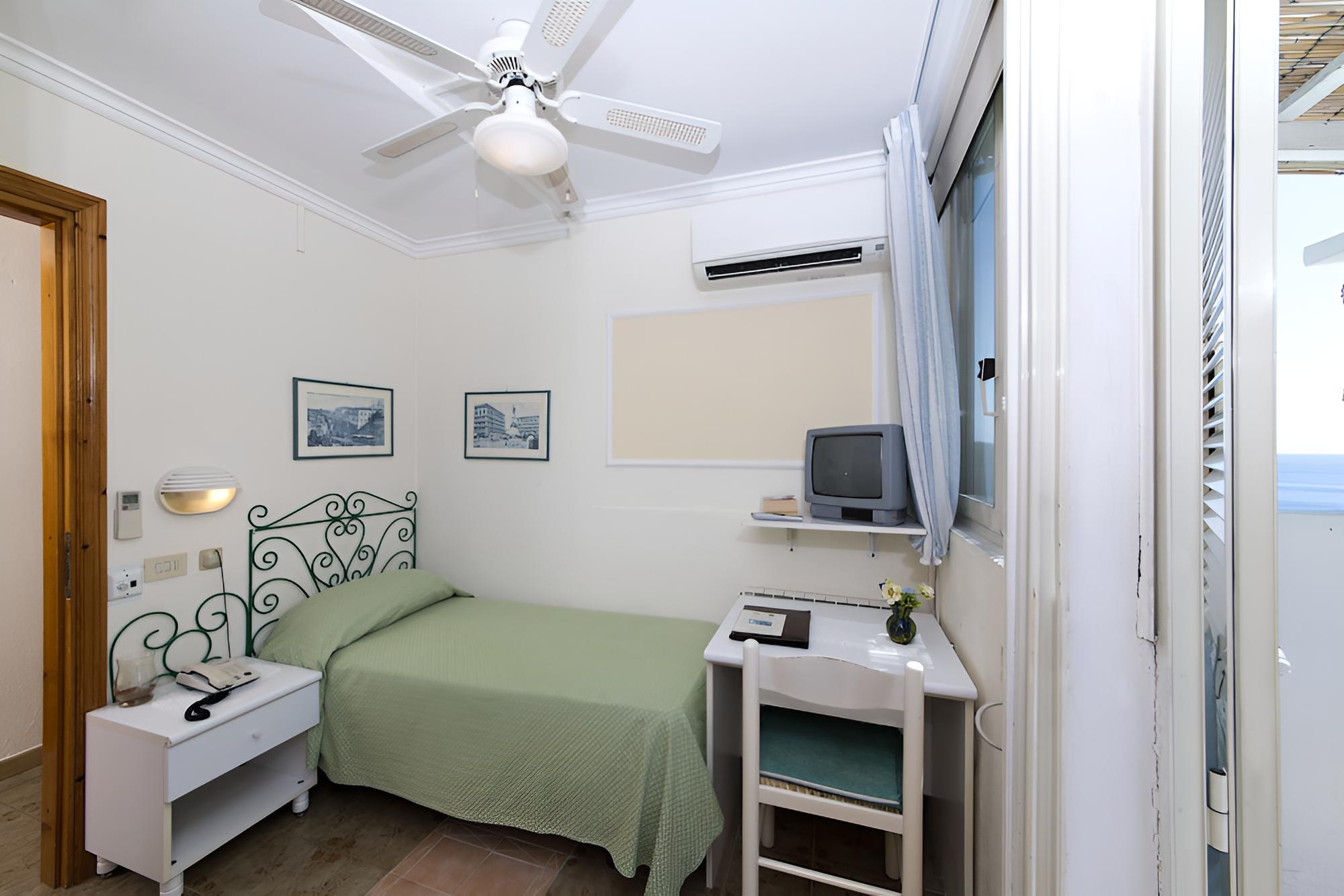 Single Room photo 3