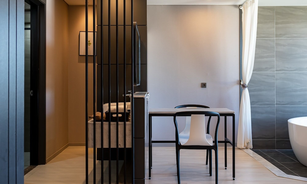Suite - Photo 22