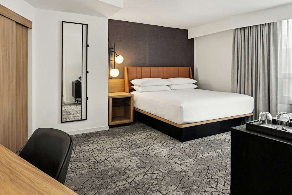 Room, 1 Double Bed (Mobility/Hearing Access, Roll-in Shwr) - Photo 1
