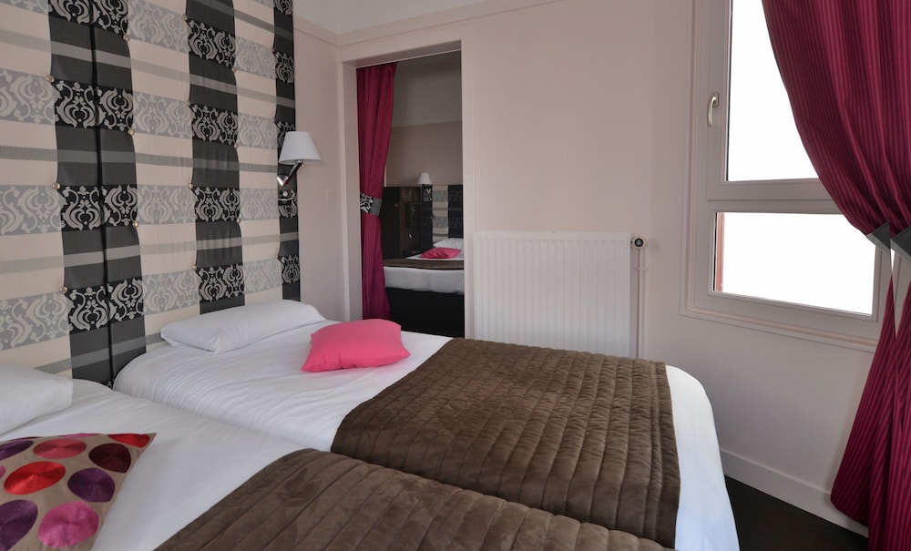 Prestige Twin Room With Partial Sea View photo 2