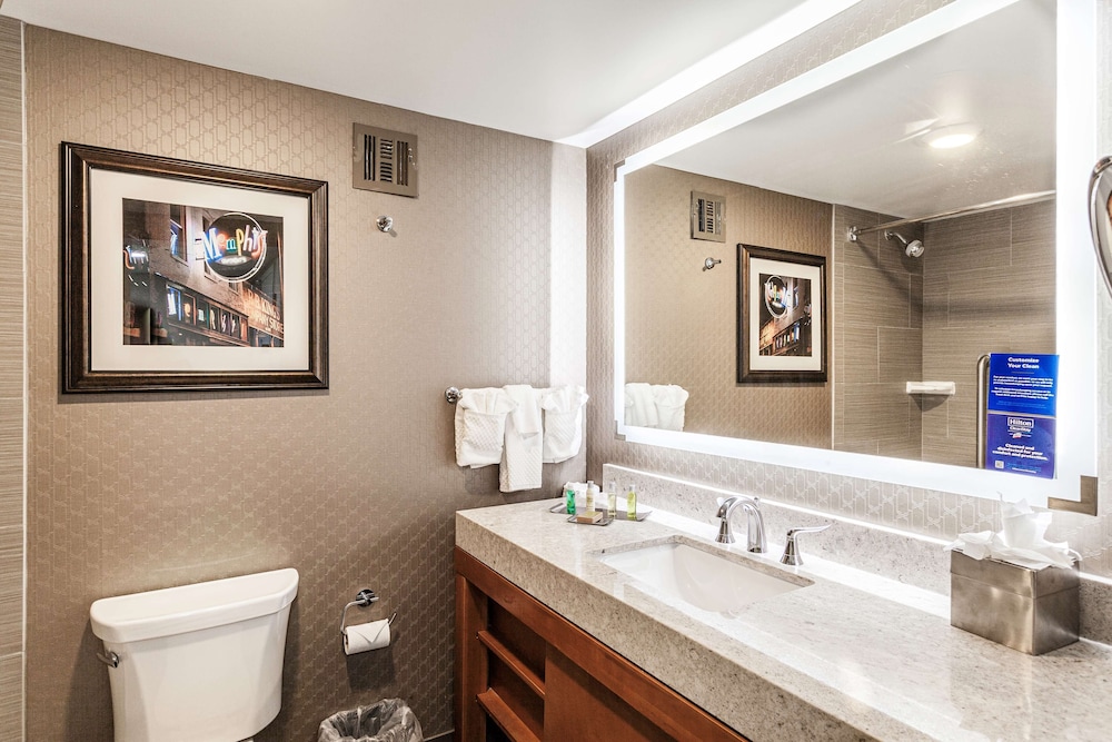 Deluxe room with king bed - Photo 12