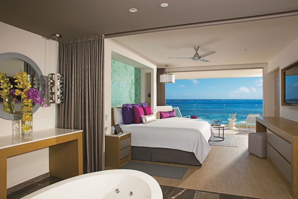 Xhale Club Master Suite Swim Out Ocean Front King