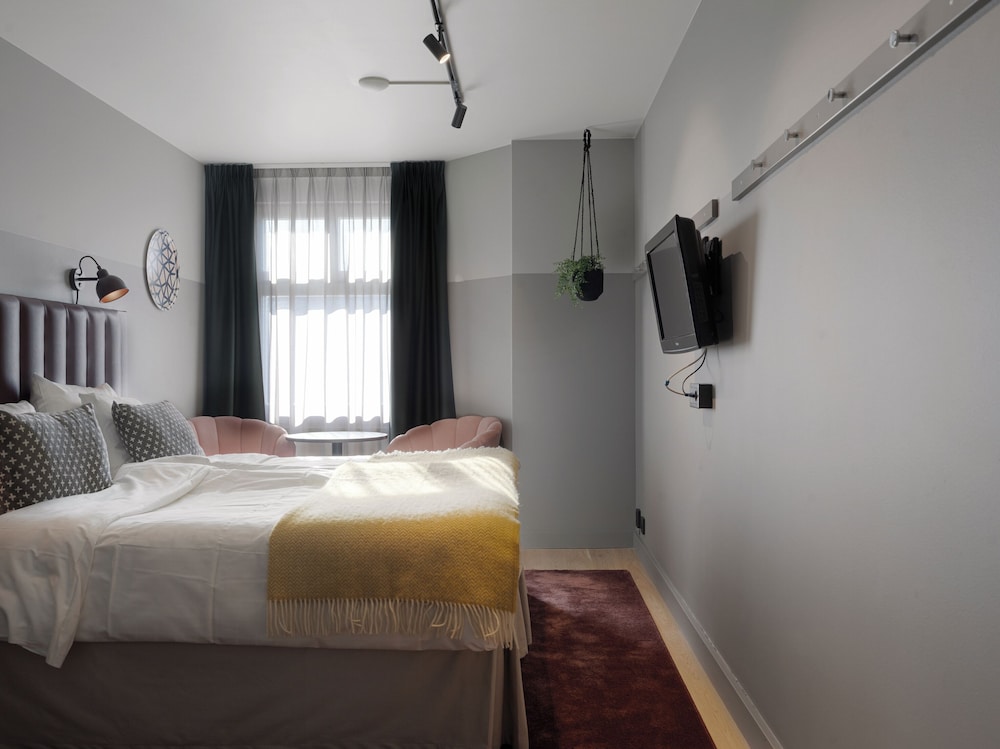 Standard Twin Room - Photo 6