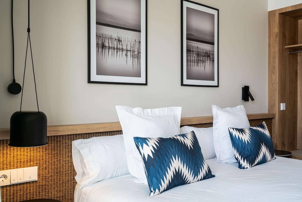Double Room, Balcony, Pool View - Photo 8