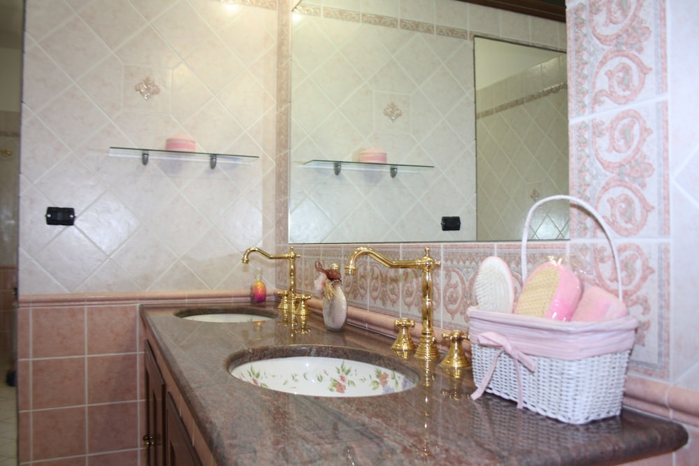 Luxury Double Room, Jetted Tub photo 2
