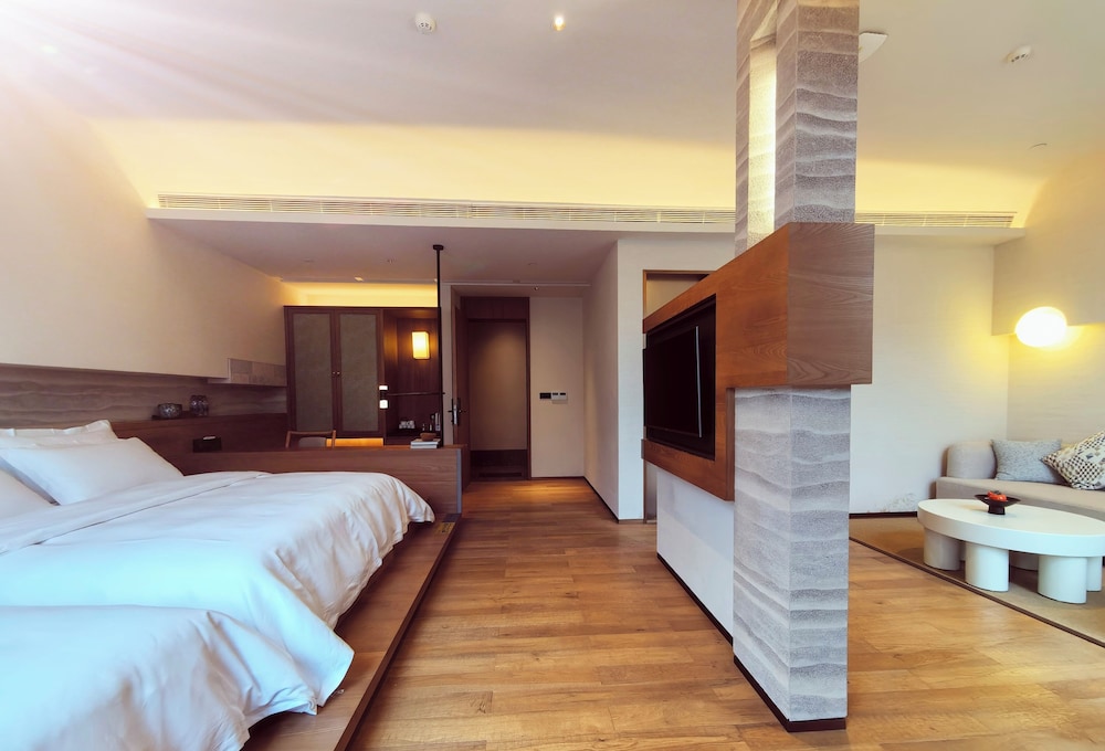 Senior Suite, Balcony, Courtyard View photo 3