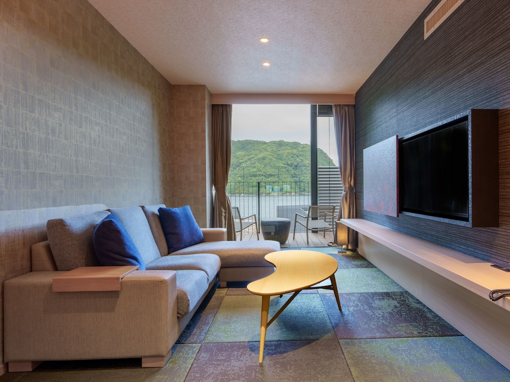 Superior Japanese Western Style Room, Corner, Open-air Bath, Ocean View photo 3