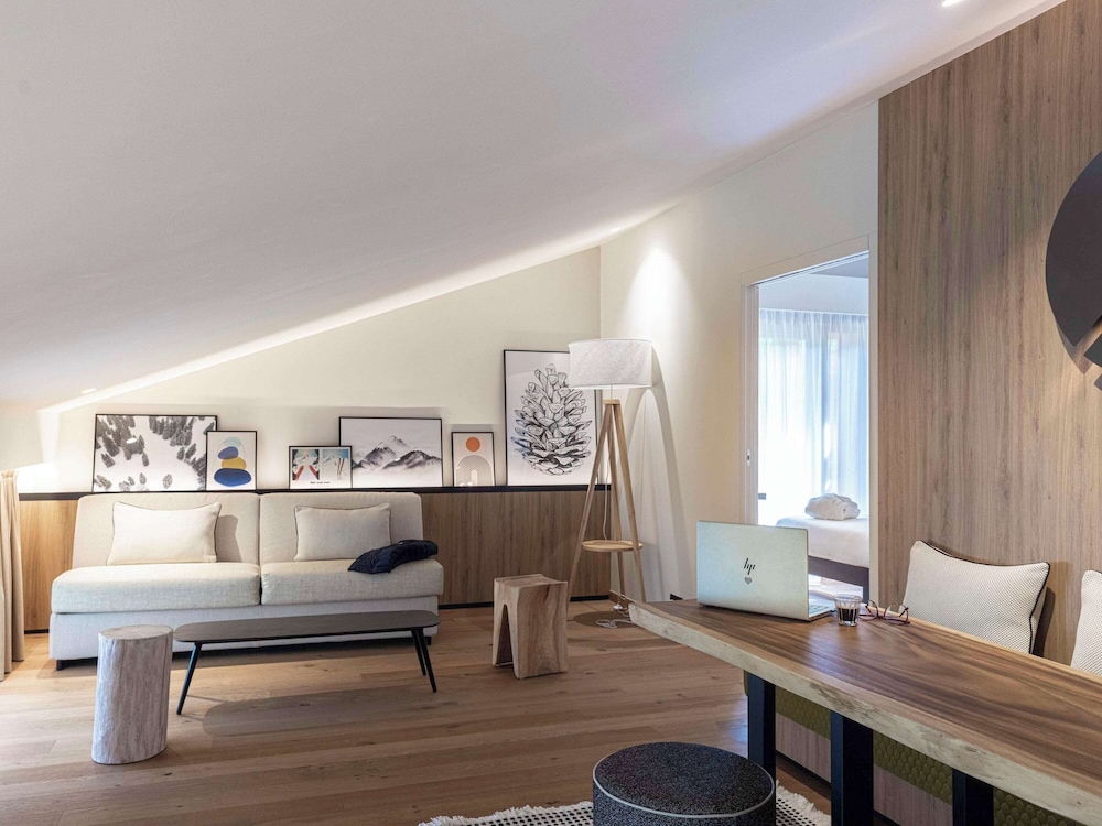 Executive Suite, 1 Double Bed with Sofa bed, Balcony - Photo 2