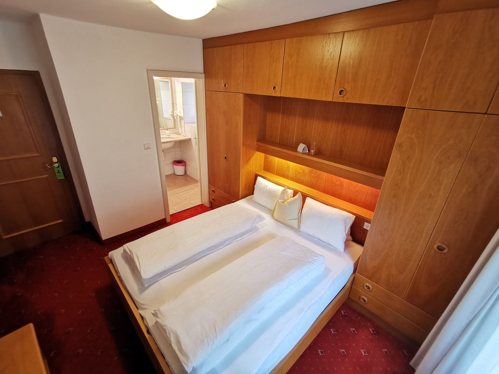 Economy Double Room, 1 Double Bed, Non Smoking, Mountainside photo 3