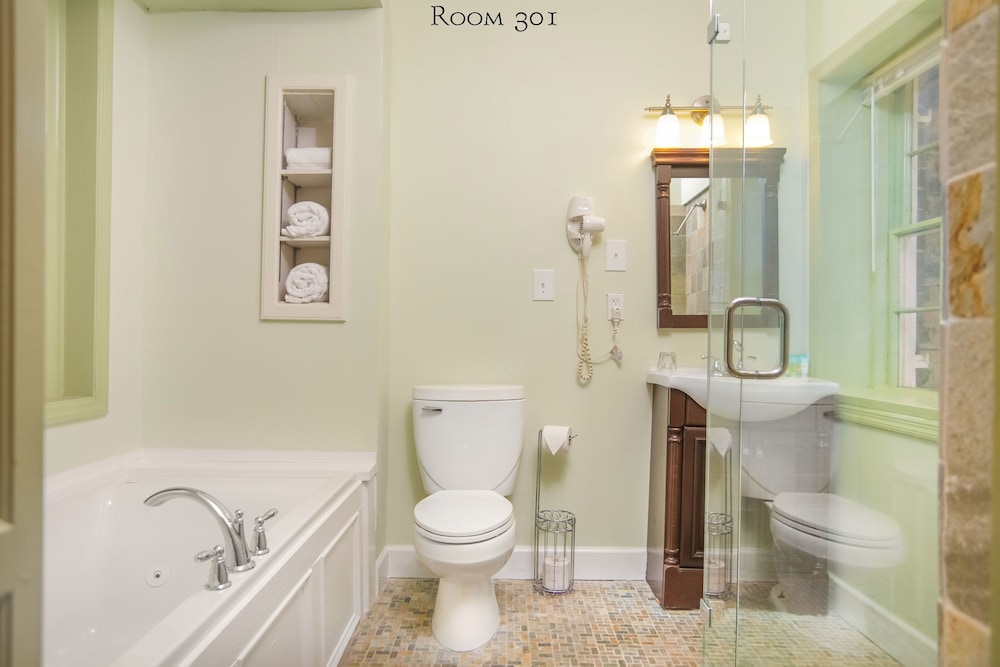 Room, 1 Queen Bed (301), Stairs Required photo 2
