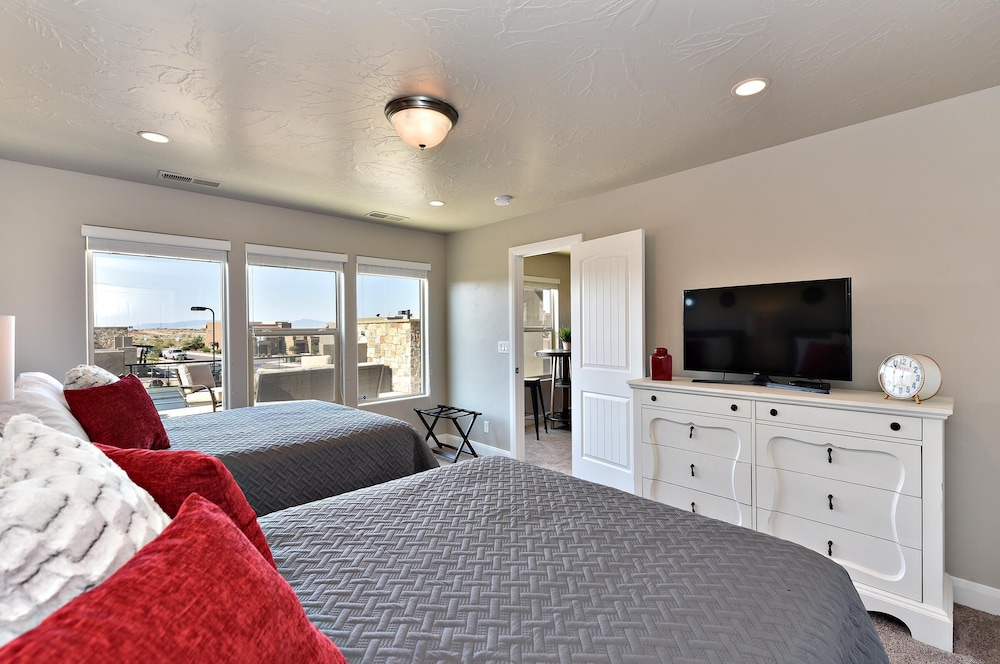 Townhome, Multiple Beds, Mountain View (Luxury At The Ledges) photo 1