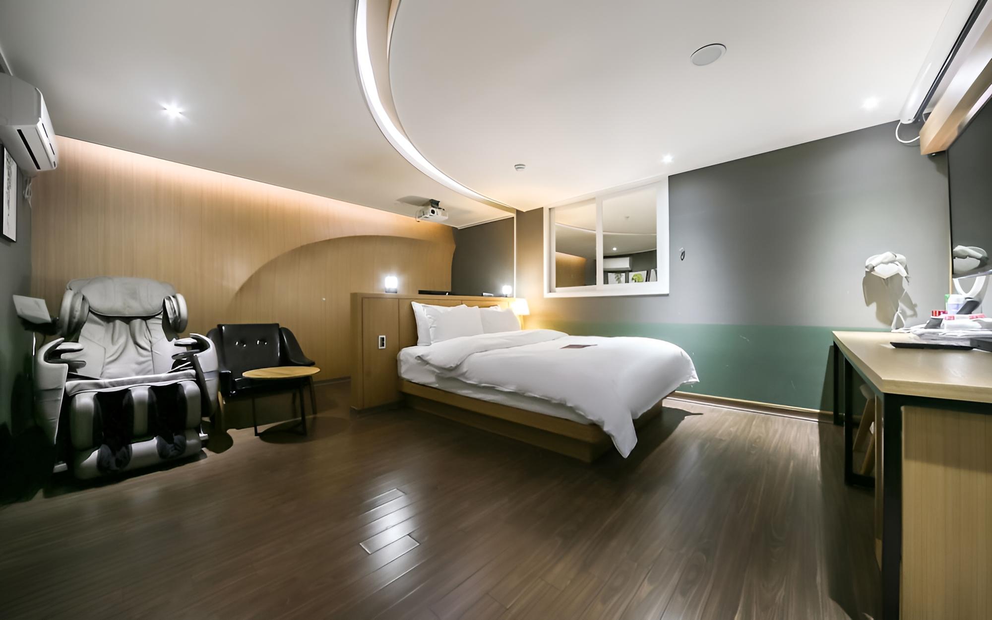 Room (Suite B (Netflix available)) photo 1