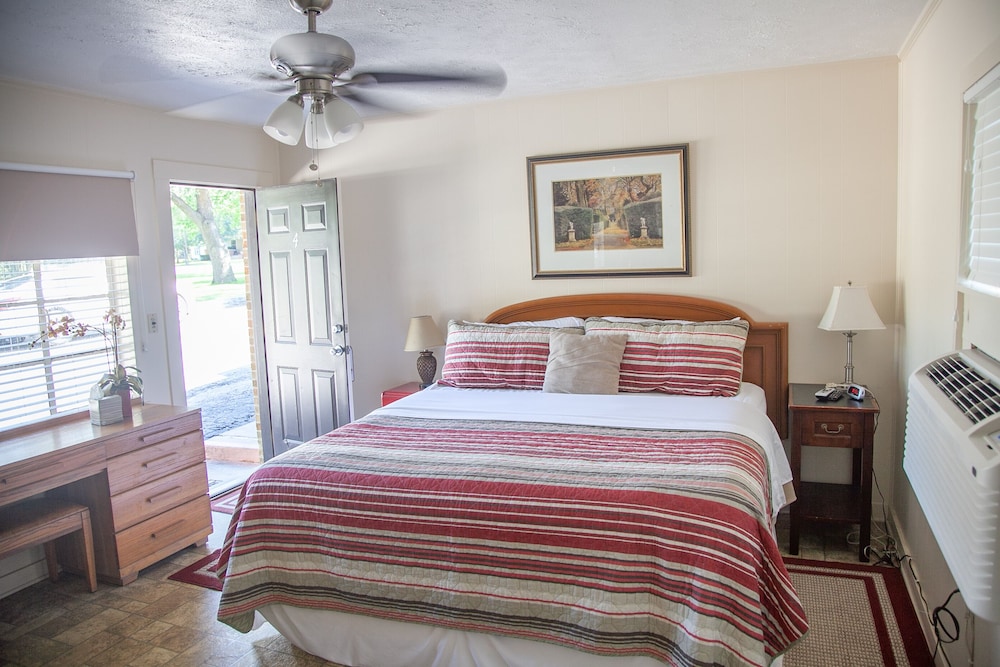 Deluxe Room, 1 King Bed (4)