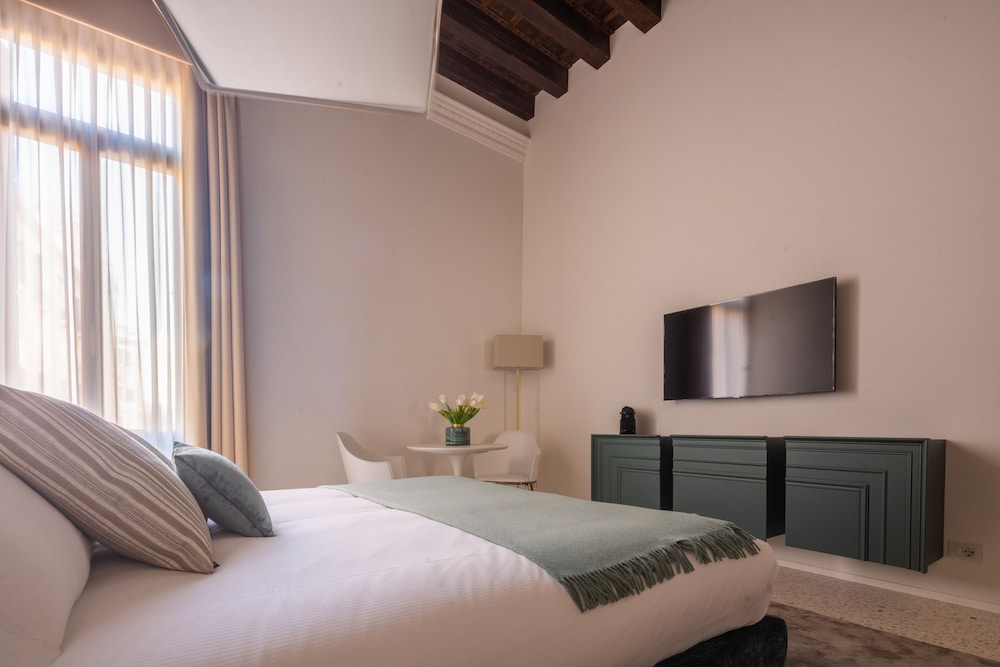 Suite (Junior Suite Dalia canal view) photo 3