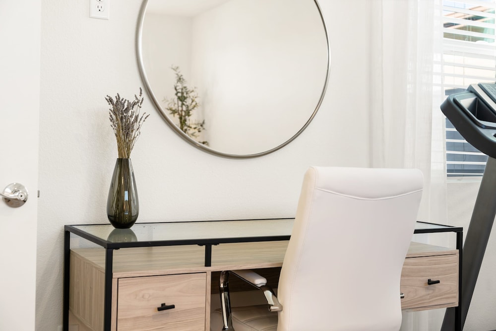Modern 4BR Home Nr Airport DT w Fire Pit, Billede 33