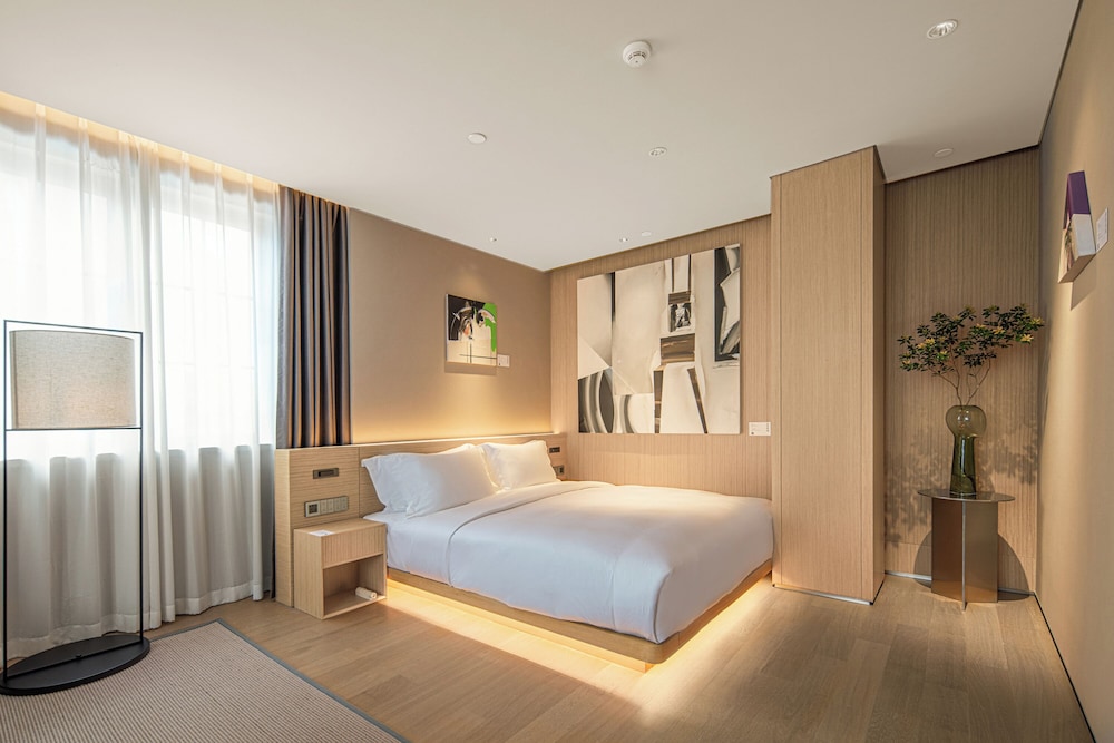 Senior Suite, 1 Queen Bed, Non Smoking, City View
