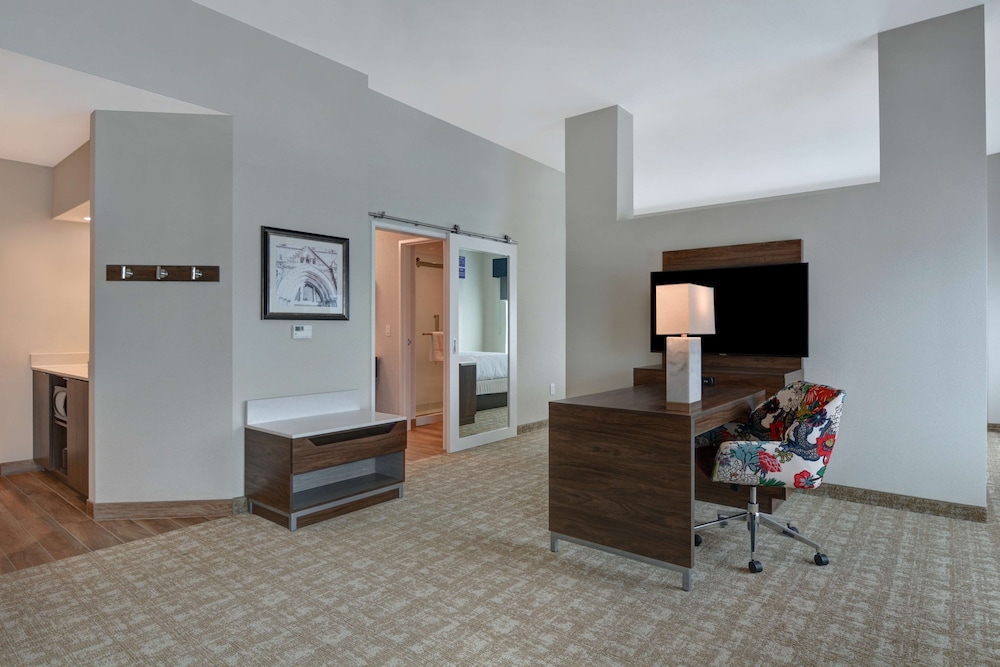 Studio, 1 King Bed, Corner (Hearing) - Photo 3