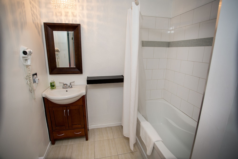 Family Studio, 2 Double Beds, Kitchen photo 2