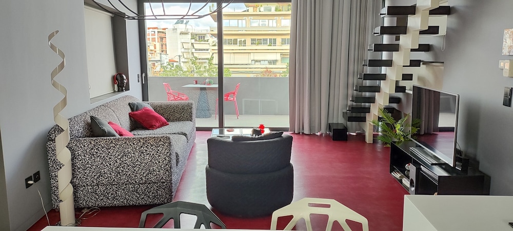 Design Loft, Pool Access (Red)