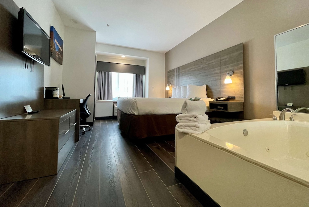 Standard Room, 1 King Bed, Non Smoking, Refrigerator & Microwave - Photo 1