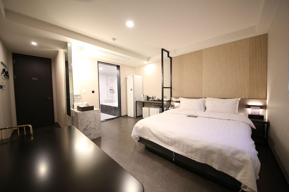 Royal Table / Free Ramyeon, Table, Air purifier, Styler, Netflix, Free Laundry & Dry, Free Amenities - Photo 1