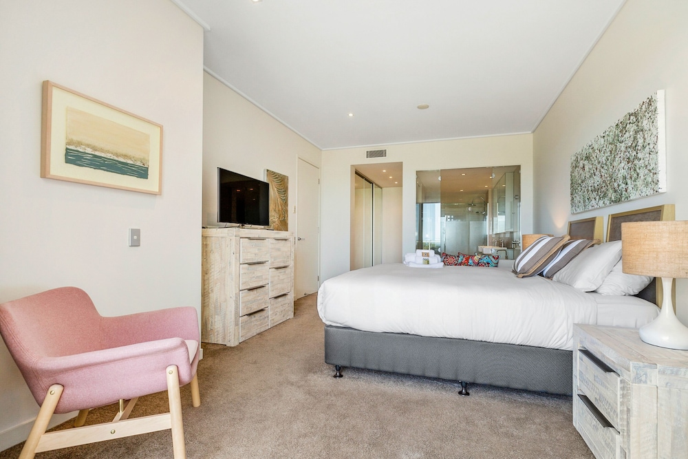 Deluxe Penthouse, 3 Bedrooms, Hot Tub, Ocean View photo 3