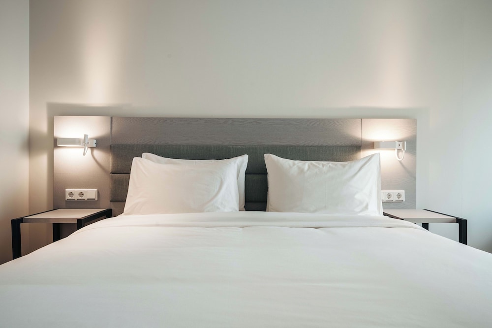 Deluxe Room, 1 King Bed, Courtyard View photo 3