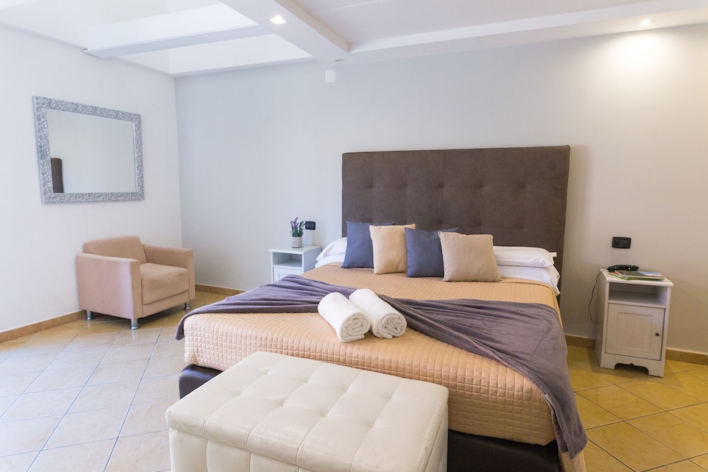 Suite, 2 Bedrooms photo 2