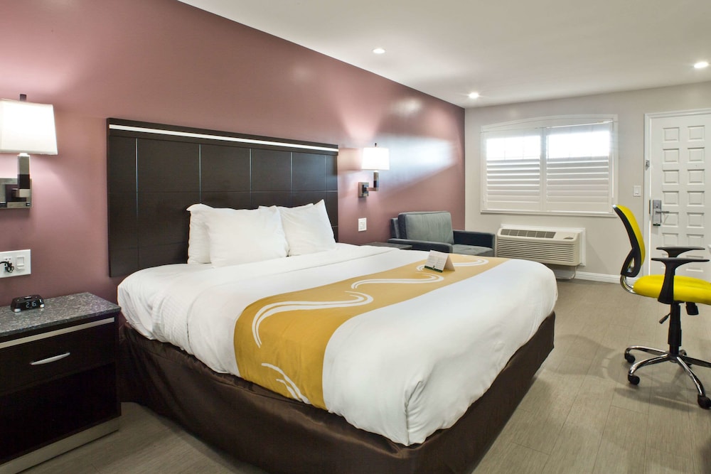 Room, 1 King Bed, Accessible, Non Smoking (Upgrade) - Photo 2