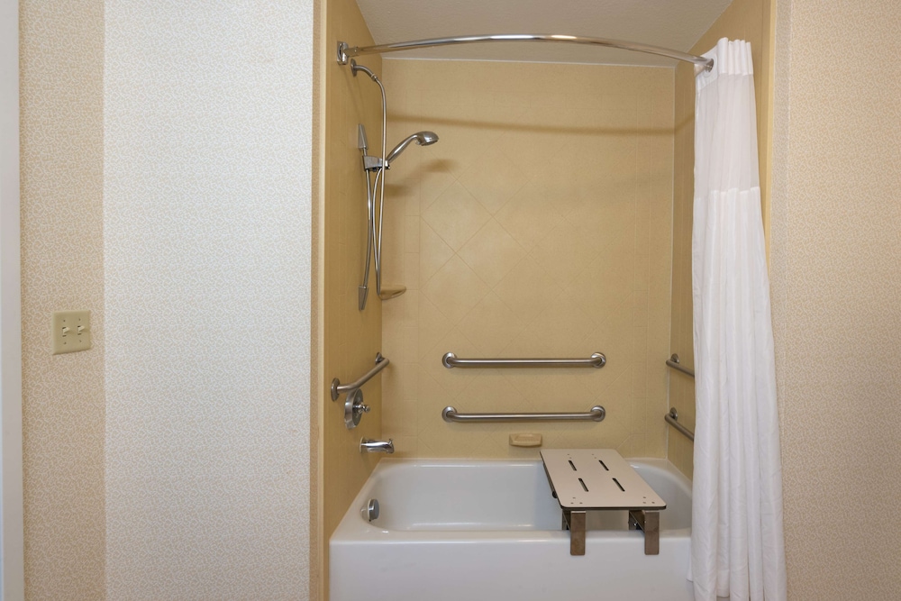 Room, 2 Queen Beds, Accessible, Bathtub - Photo 2