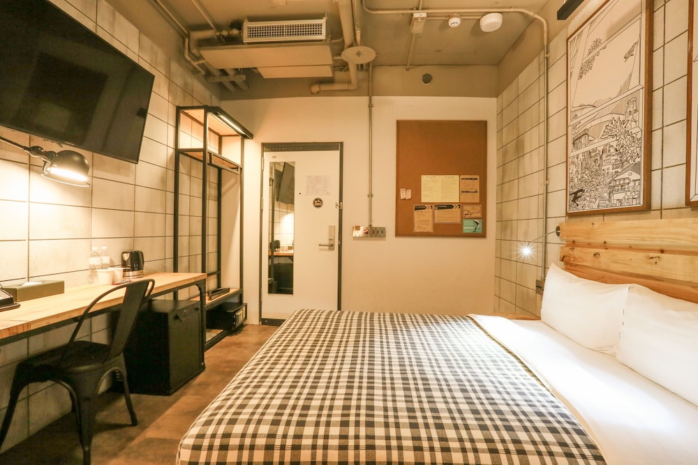 Elegant Double Room, No Window photo 3