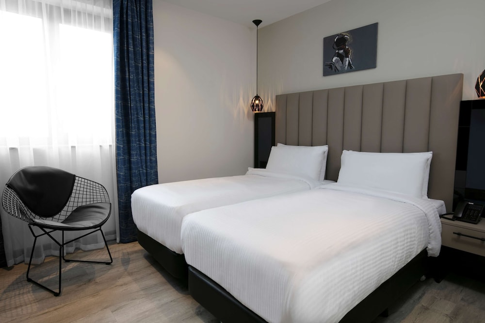 Deluxe Room, 1 King Bed, Non Smoking (Shower Only)