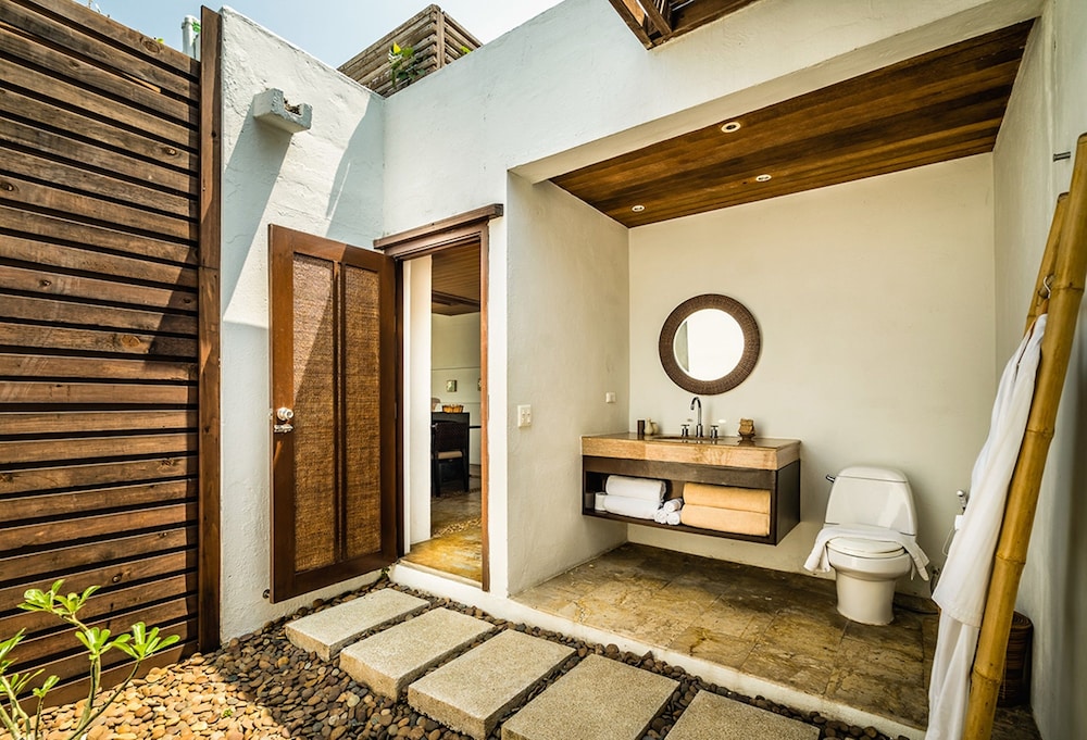 Beachfront Pool Suite - Photo 8