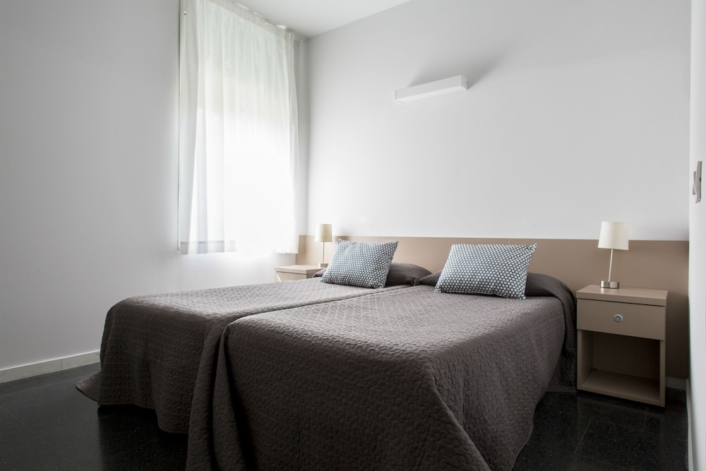 Standard Studio, Accessible, Kitchenette