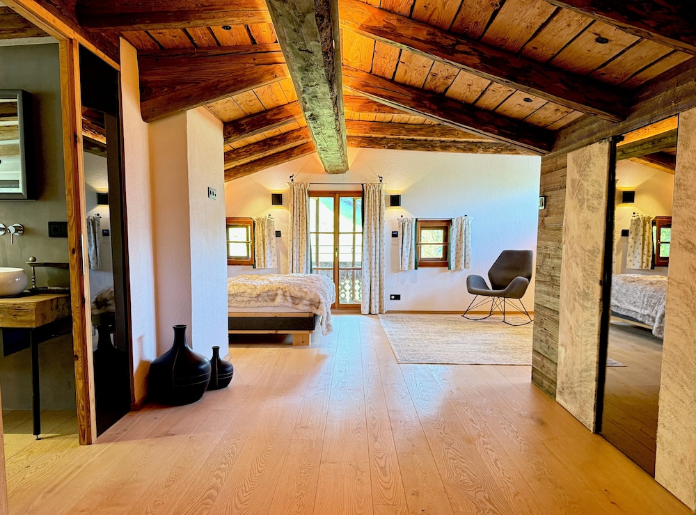 Deluxe Chalet, Mountain View photo 3