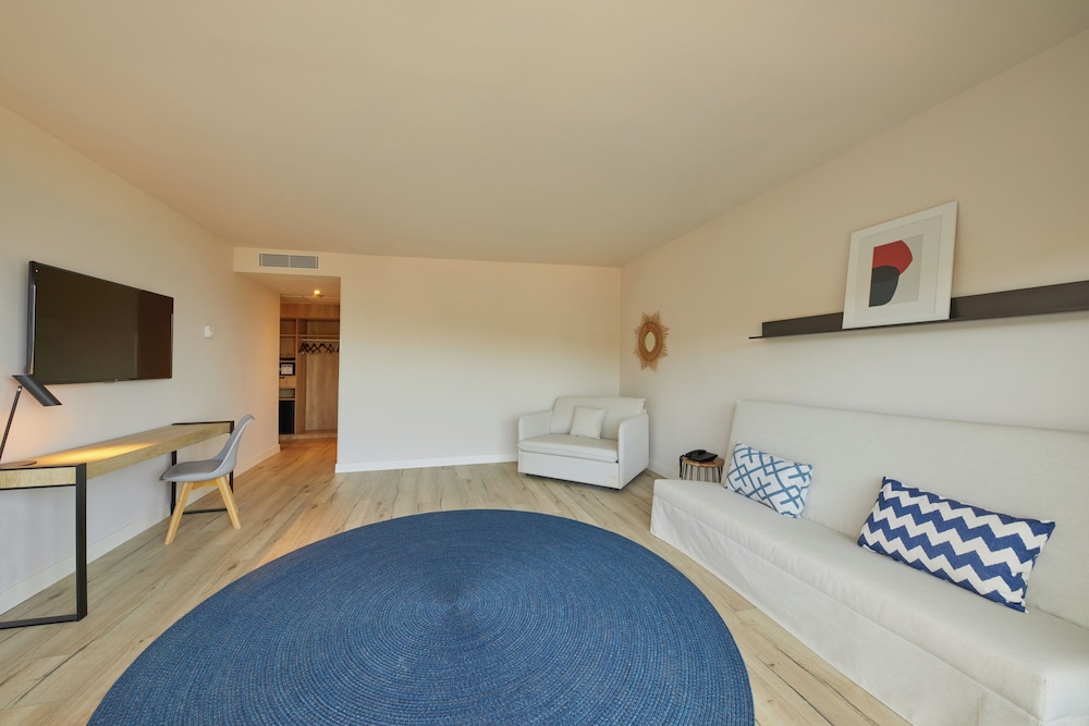 Suite, Balcony, Sea View (My Favorite Club, 3 Adults + 1 Child) thumbnail 6