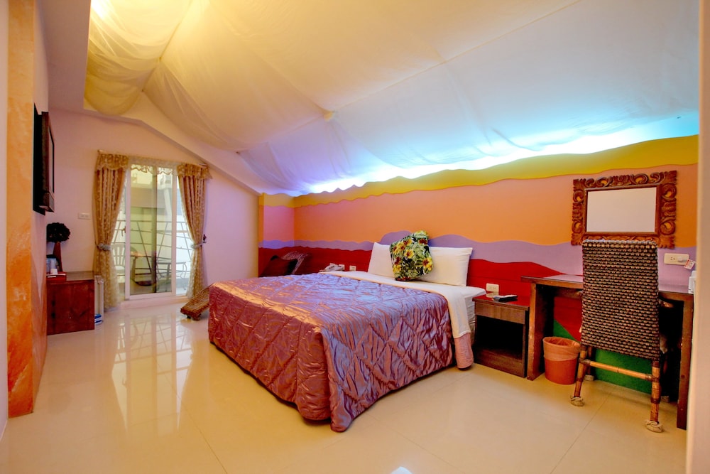 Deluxe Double Room, 1 Queen Bed, Balcony, Partial Sea View photo 2