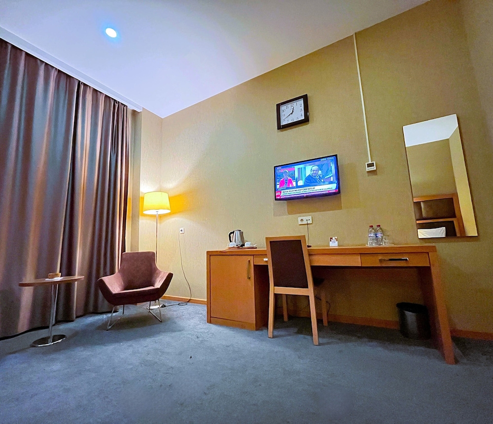 Triple Room, Pool Access, City View photo 2