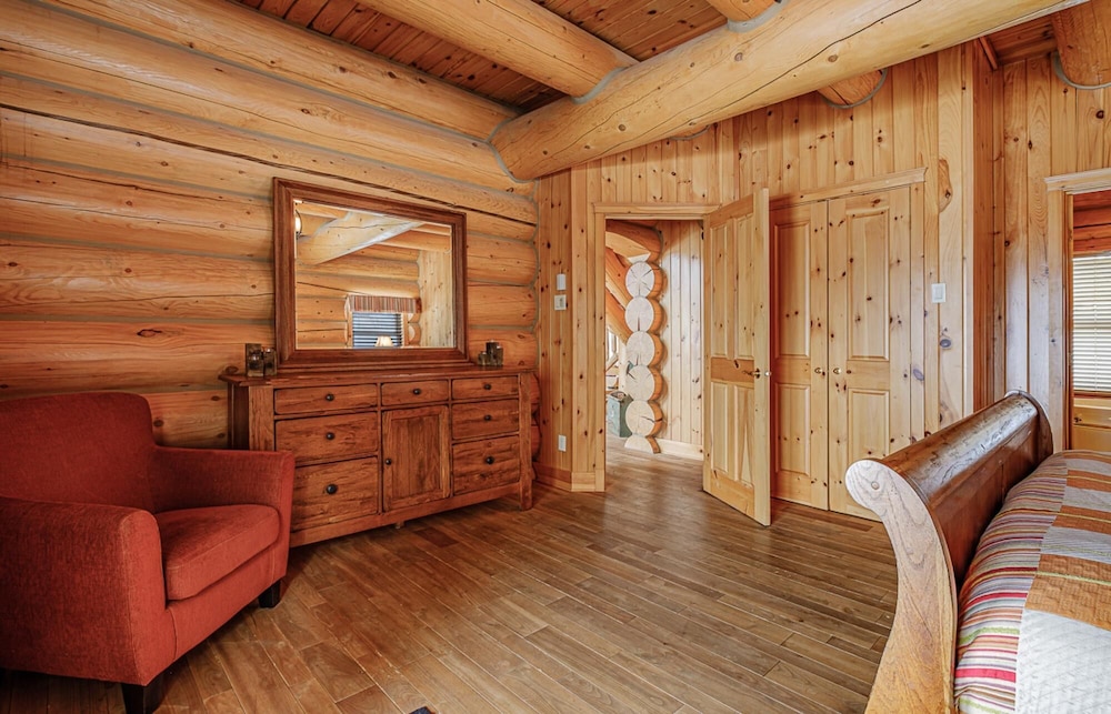 Executive Plus 89 - Luxurious log Home With Private hot tub Pool Sauna and Close to Activities, Photo 8