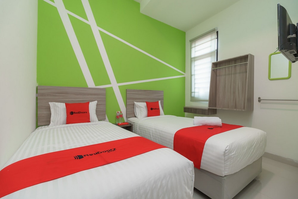 Twin Room (RedDoorz) - Photo 1