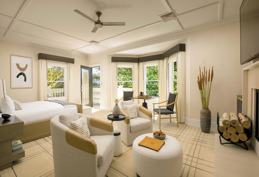 Suite - Photo 1