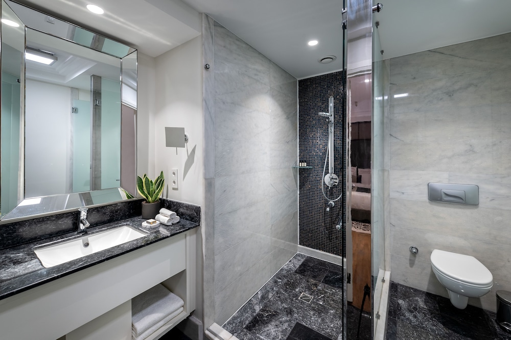 Executive Suite, Terrace thumbnail 5
