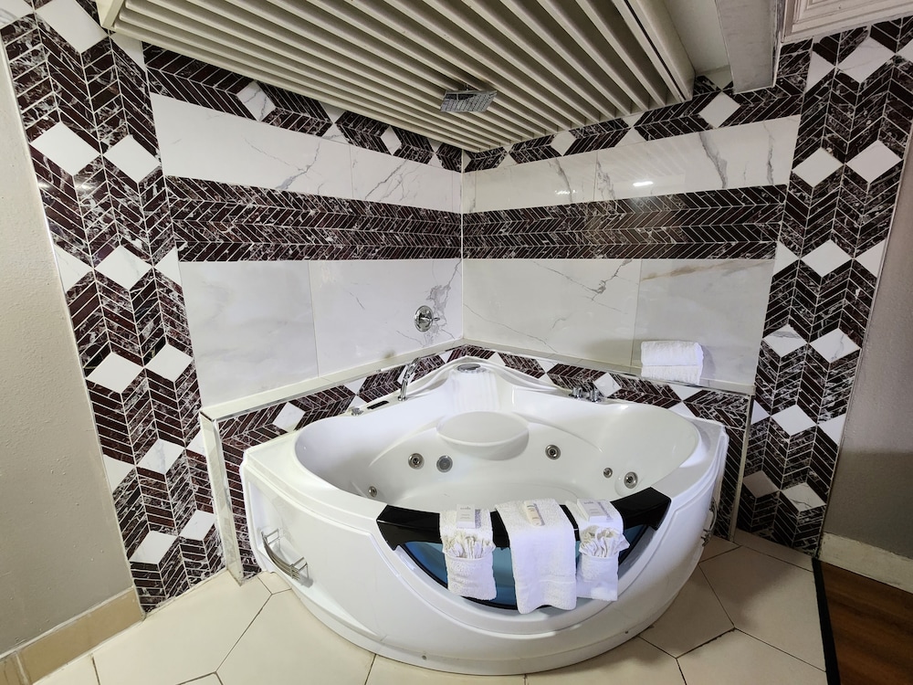 Honeymoon Suite, 1 King Bed, Smoking