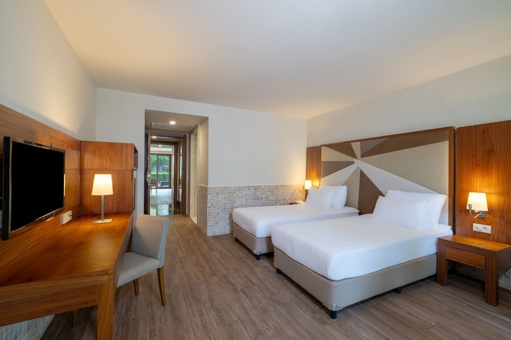 Lagoon Family Suite with Two Bathroom photo 3