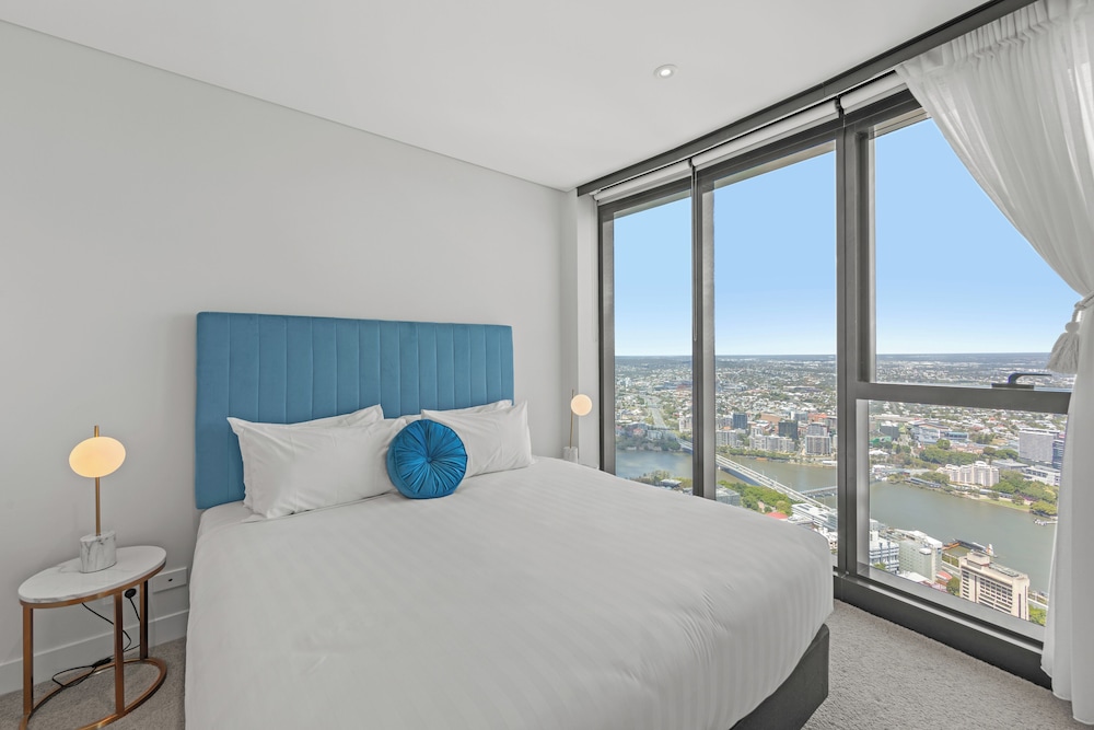 Two Bedroom Two Bathroom Sky High River View Executive Apartment