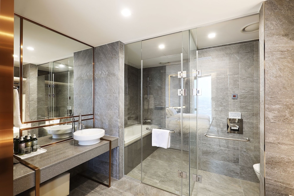 Queen Suite (Complimentary Pool Access for 4) - Photo 13