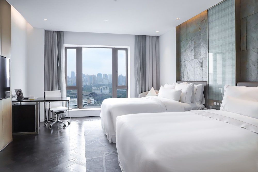 Executive Room, 1 King Bed - Photo 2