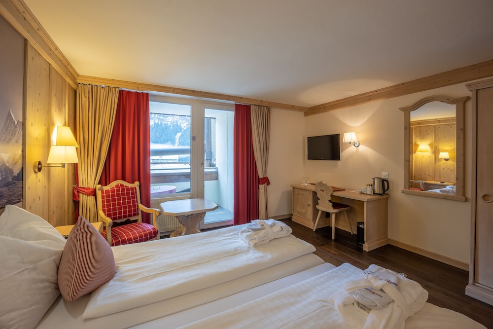 Double Room with partial Eiger view, Balcony photo 1