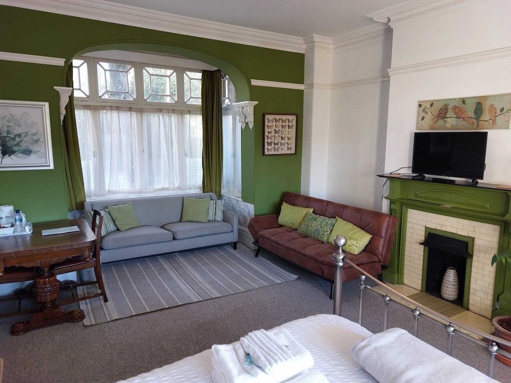 Basic Double Room, 1 King Bed photo 2