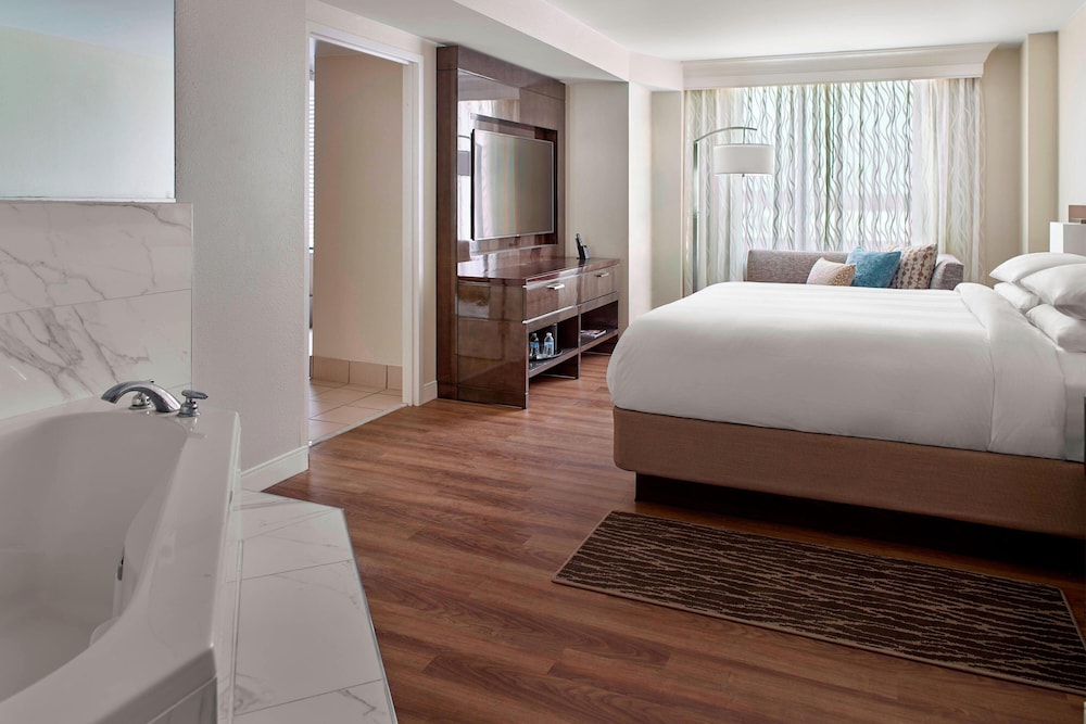 Suite, 1 King Bed, Tower - Photo 3